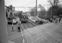 168892 Gezicht op de spoorwegovergang bij het N.S.-station Driebergen-Zeist te Driebergen-Rijsenburg, vanaf het ...